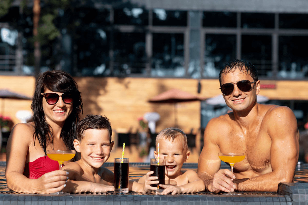 Séjour en famille tout compris : comment choisir entre club, hôtel et village vacances ?